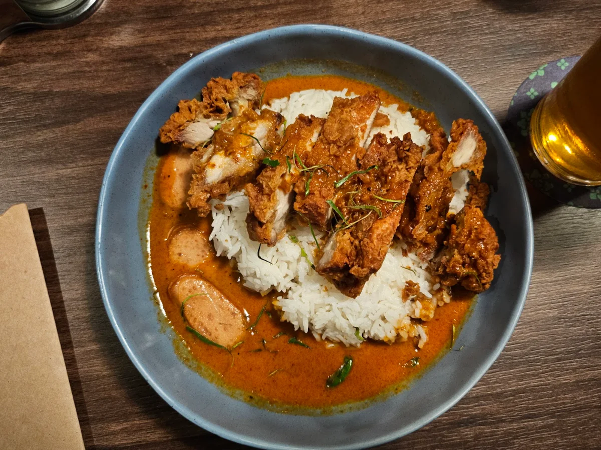 ข้าวพะแนงไก่ทอดกุนเชียง, M Bar